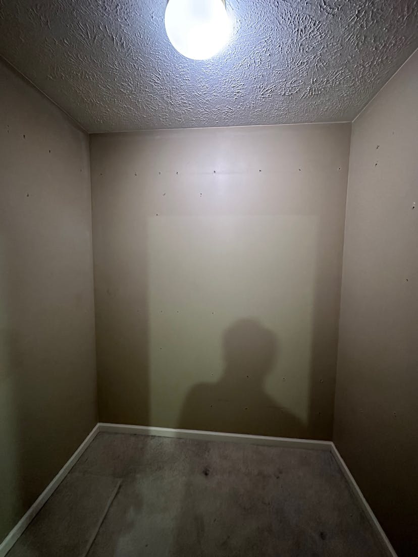 Original photo of a room with roomGPT.io